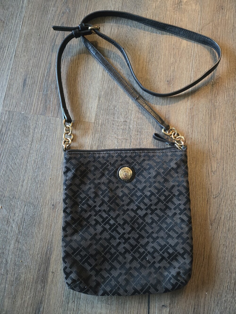 Tommy Hilfiger black monogrammed crossbody bag w/ gold-tone hardware. NEW.